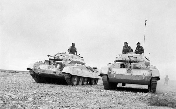 Британские танки пересекают пустыню в конце ноября 1941 года.
