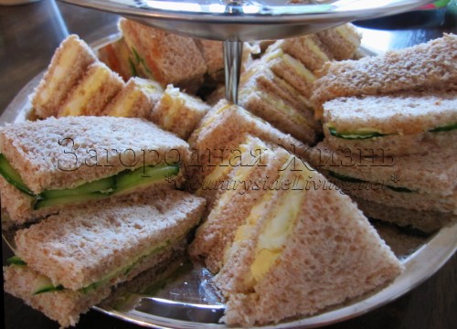 Сэндвичи с копченым лососем, огурцом, а также яйцом и кресс-салатом к британскому чаепитию